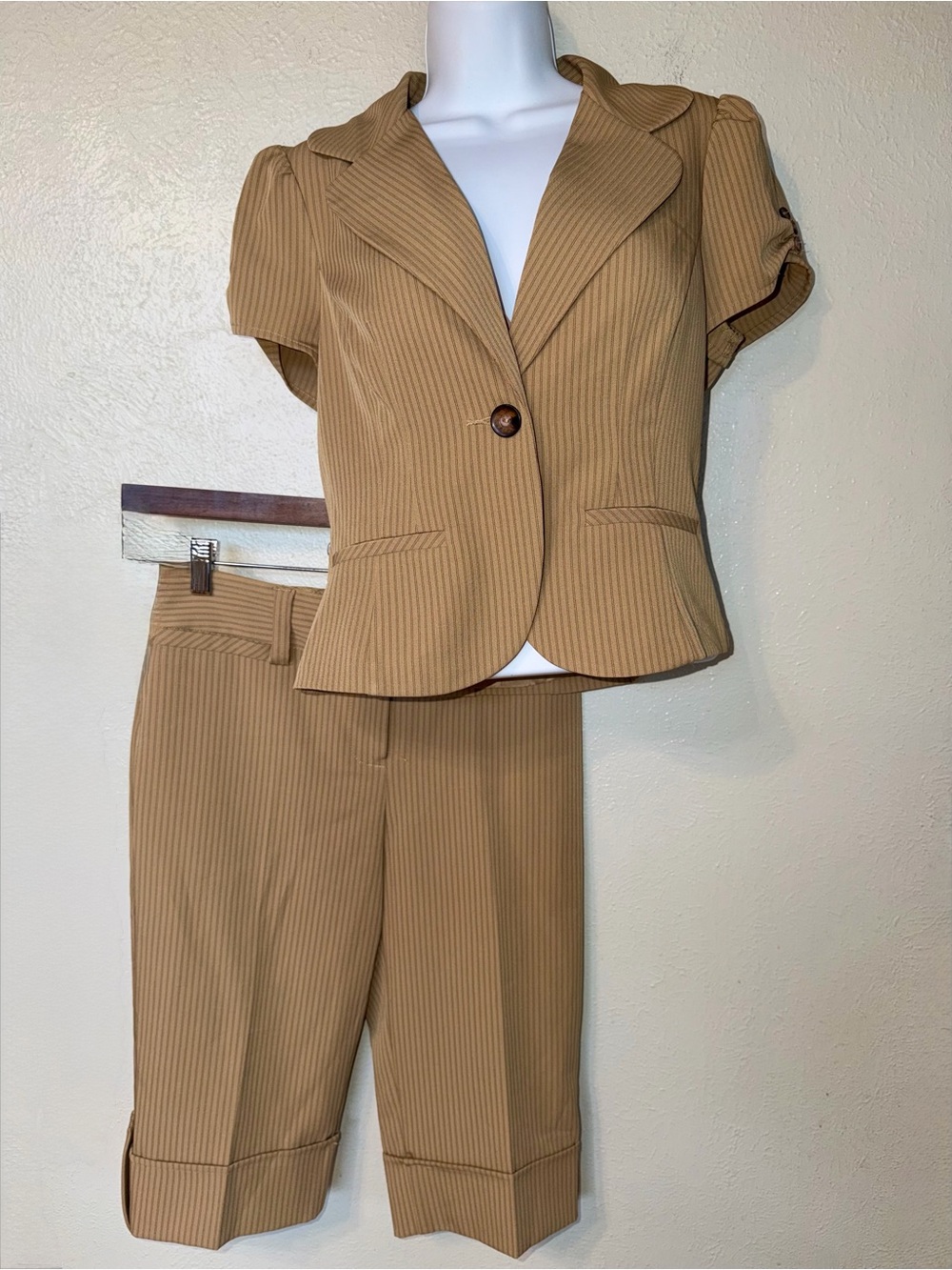 Y2K 2000’s BCX Tan Pinstripe Demi Short Sleeve Capri Shorts Suit / Pantsuit